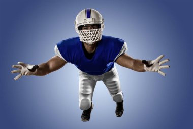 Futbolcu mavi bir üniforma ile