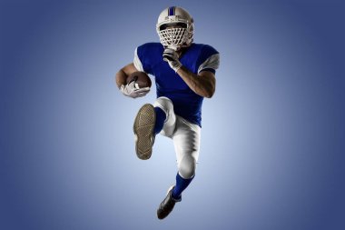 Futbolcu mavi bir üniforma ile