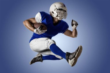 Futbolcu mavi bir üniforma ile