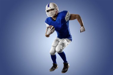 Futbolcu mavi bir üniforma ile