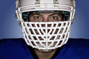 Futbolcu mavi bir üniforma ile