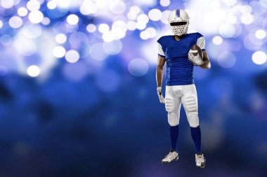 Futbolcu mavi bir üniforma ile