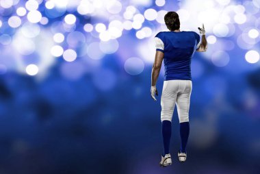 Futbolcu mavi bir üniforma ile