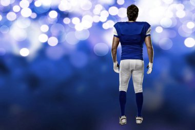 Futbolcu mavi bir üniforma ile