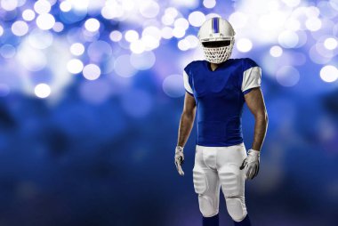 Futbolcu mavi bir üniforma ile