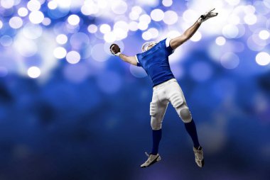 Futbolcu mavi bir üniforma ile