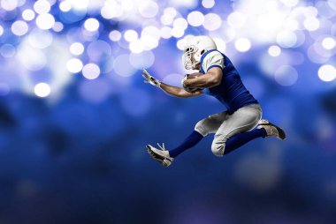 Futbolcu mavi bir üniforma ile