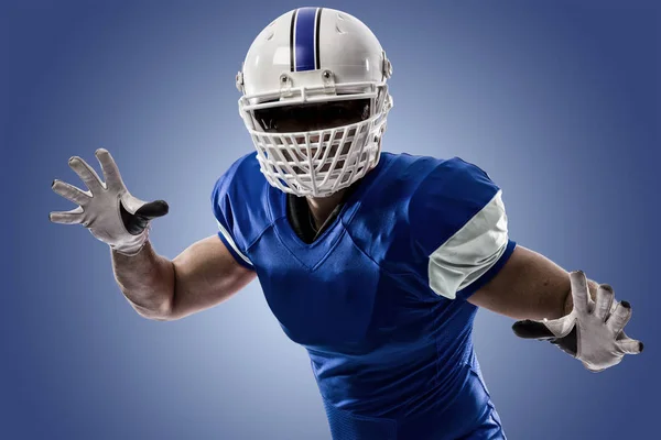 Jogador de futebol com um uniforme azul — Fotografia de Stock