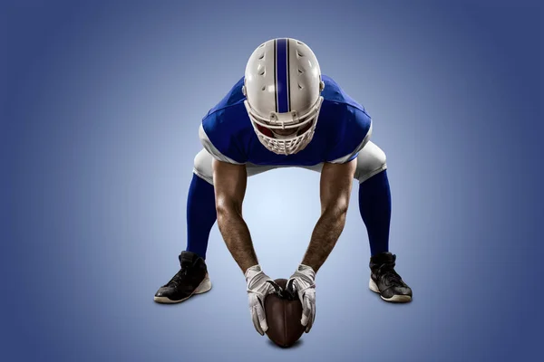 Jogador de futebol com um uniforme azul — Fotografia de Stock