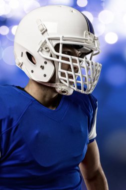 Futbolcu mavi bir üniforma ile