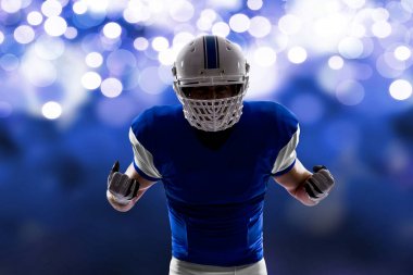 Futbolcu mavi bir üniforma ile