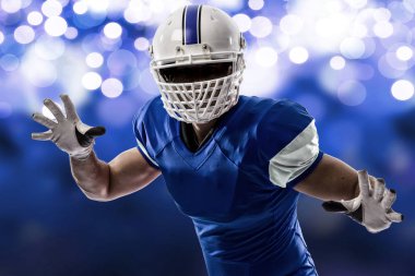 Futbolcu mavi bir üniforma ile