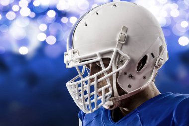 Futbolcu mavi bir üniforma ile