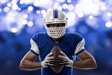 Futbolcu mavi bir üniforma ile