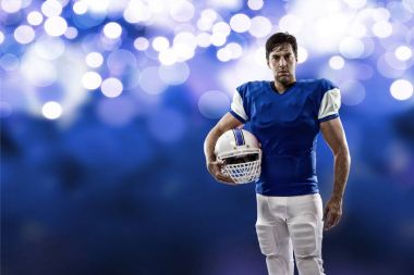 Futbolcu mavi bir üniforma ile