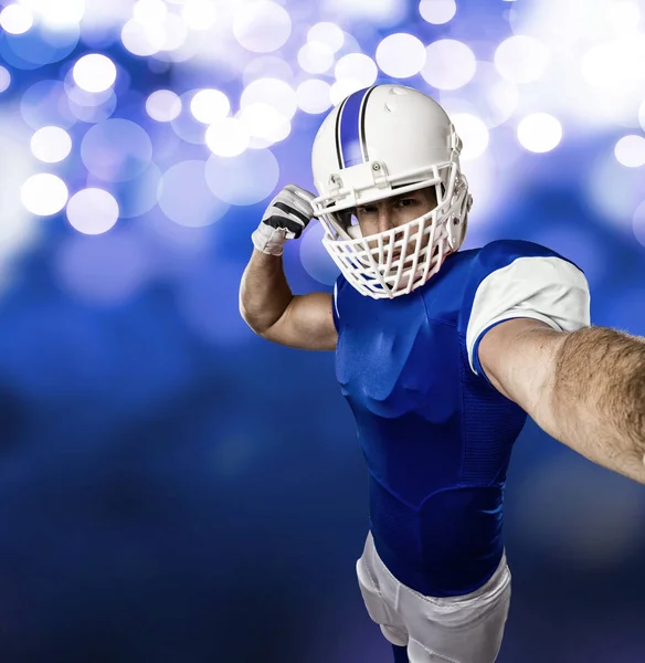 Jogador de futebol com um uniforme azul — Fotografia de Stock