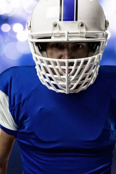 Futbolcu mavi bir üniforma ile