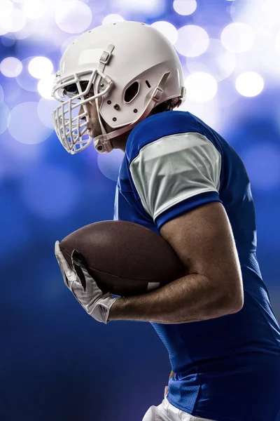 Futbolcu mavi bir üniforma ile