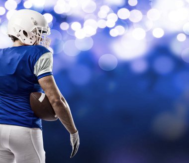 Futbolcu mavi bir üniforma ile