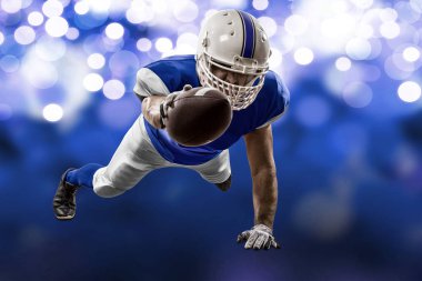 Futbolcu mavi bir üniforma ile