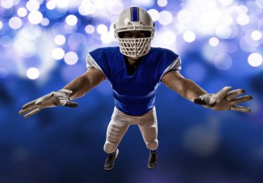 Futbolcu mavi bir üniforma ile