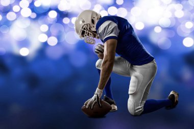 Futbolcu mavi bir üniforma ile