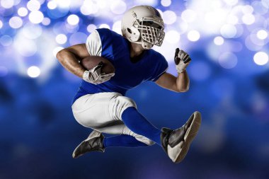 Futbolcu mavi bir üniforma ile