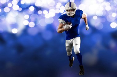 Futbolcu mavi bir üniforma ile