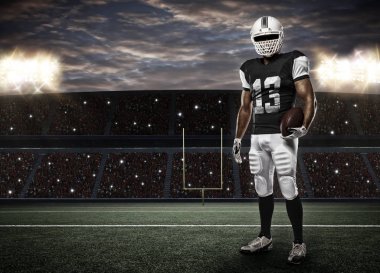 Futbolcu siyah üniforma ile