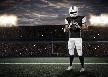 Futbolcu siyah üniforma ile