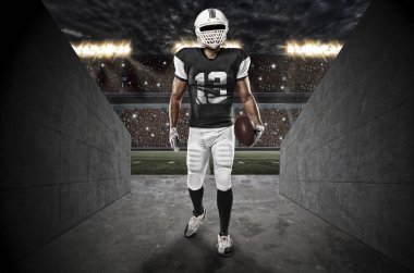 Futbolcu siyah üniforma ile