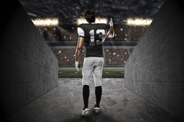 Futbolcu siyah üniforma ile