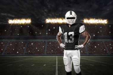 Futbolcu siyah üniforma ile