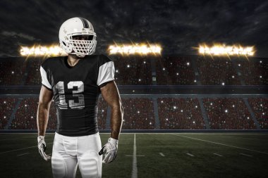 Futbolcu siyah üniforma ile