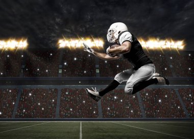 Futbolcu siyah üniforma ile