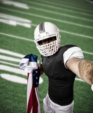 Futbolcu siyah üniforma ile