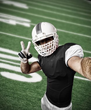 Futbolcu siyah üniforma ile