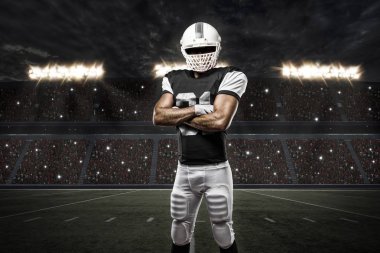 Futbolcu siyah üniforma ile