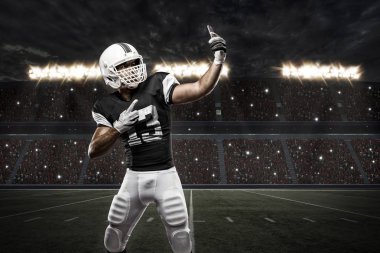 Futbolcu siyah üniforma ile