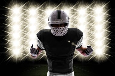 Futbolcu siyah üniforma ile