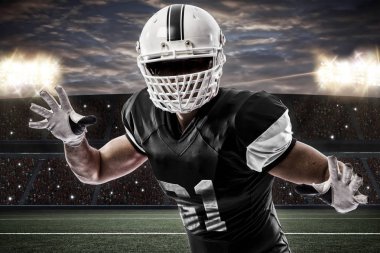 Futbolcu siyah üniforma ile