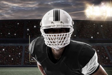 Futbolcu siyah üniforma ile