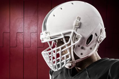 Futbolcu siyah üniforma ile