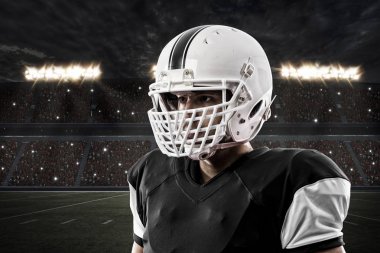 Futbolcu siyah üniforma ile