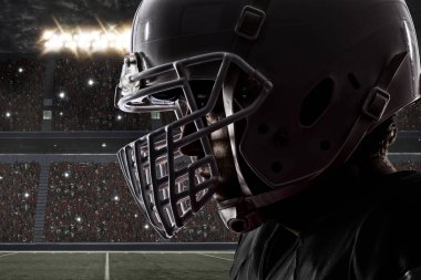 Futbolcu siyah üniforma ile