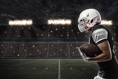 Futbolcu siyah üniforma ile