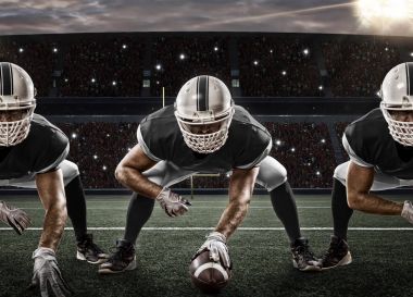 Futbolcu siyah üniforma ile