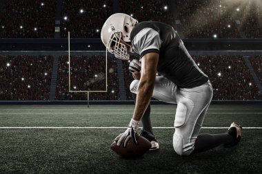 Futbolcu siyah üniforma ile