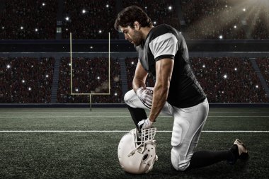 Futbolcu siyah üniforma ile