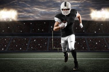 Futbolcu siyah üniforma ile